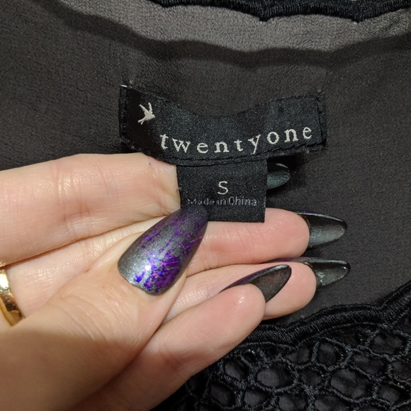 Black sheer shirt with lace design - Picture 4 of 5